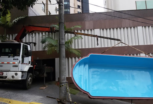 Guindaste Munck para Içar piscina em Belo Horizonte MG.