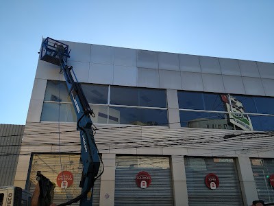 Munck com cesto aéreo para lavagem de fachada em Betim-MG